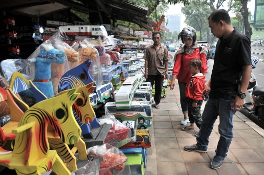 Geliat pedagang mainan lokal bertahan dari produk impor