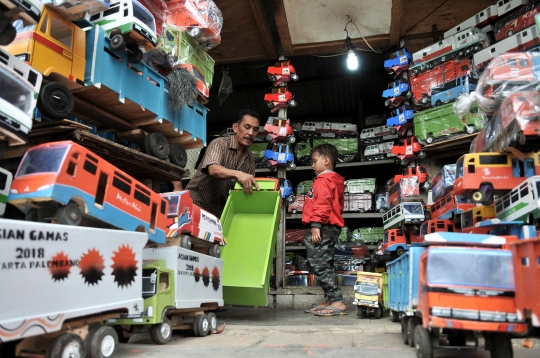 Geliat pedagang mainan lokal bertahan dari produk impor