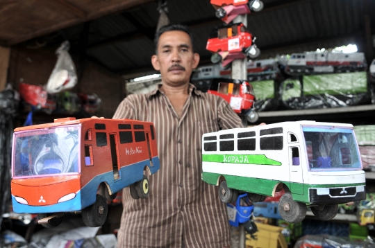 Geliat pedagang mainan lokal bertahan dari produk impor
