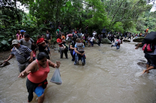 Perjuangan imigran Honduras tembus hutan belantara hingga membelah sungai
