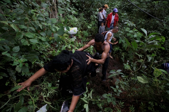 Perjuangan imigran Honduras tembus hutan belantara hingga membelah sungai