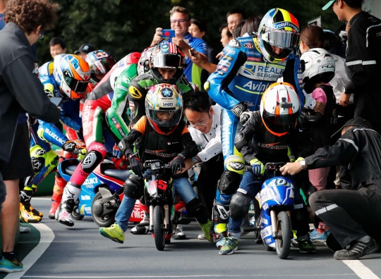 Kelucuan aksi pembalap MotoGP naik motor mungil