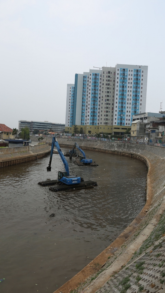 Alat berat angkat endapan lumpur dan sampah Kali Ciliwung