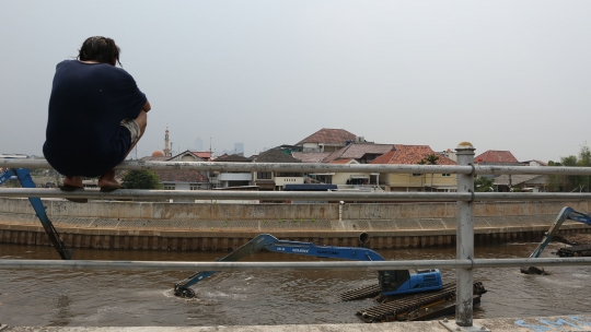 Alat berat angkat endapan lumpur dan sampah Kali Ciliwung