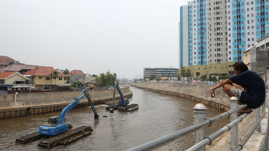 Alat berat angkat endapan lumpur dan sampah Kali Ciliwung