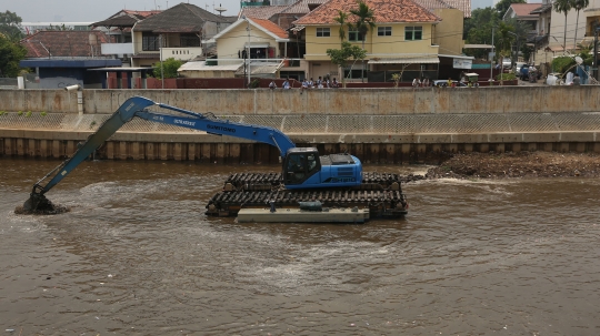 Alat berat angkat endapan lumpur dan sampah Kali Ciliwung