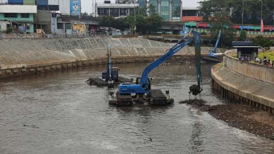 Alat berat angkat endapan lumpur dan sampah Kali Ciliwung