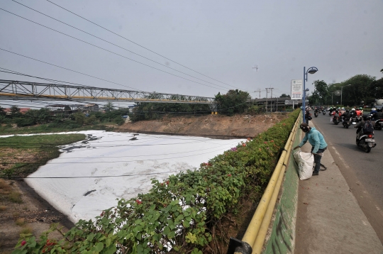 Penampakan limbah busa selimuti Kali Bekasi