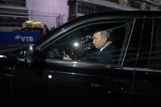 Gaya Putin nyetir limusin