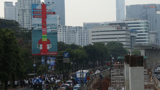 Tak patuhi izin, Satpol PP tutup papan reklame di kawasan Kuningan