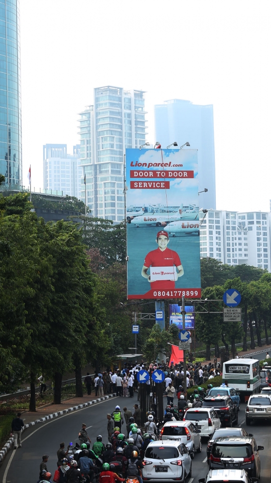 Tak patuhi izin, Satpol PP tutup papan reklame di kawasan Kuningan