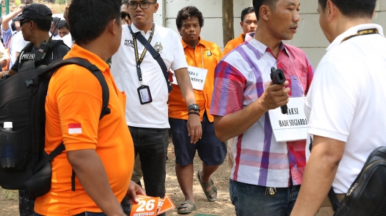 Melihat rekonstruksi tersangka penembak Gedung DPR