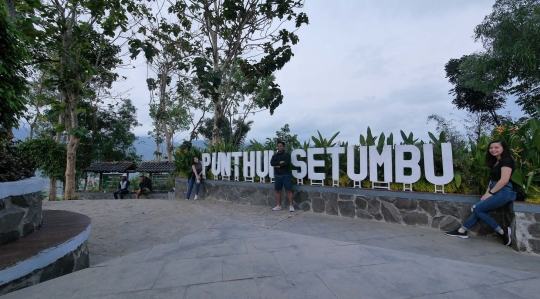 Melihat pesona Candi Borobudur dari bukit Punthuk Setumbu