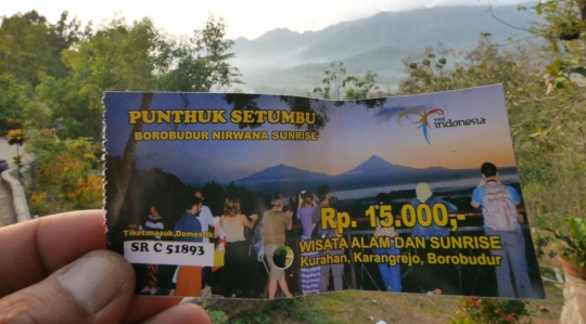 Melihat pesona Candi Borobudur dari bukit Punthuk Setumbu