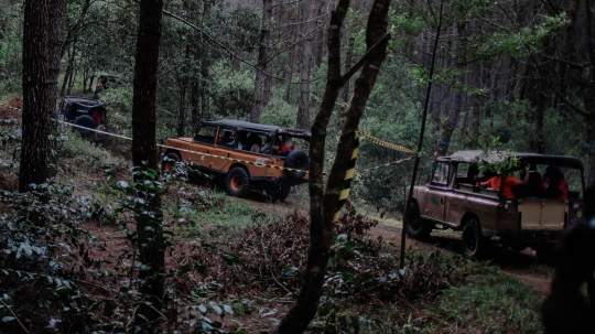 Sensasi wisata offroad lintasi hutan pinus di Bandung