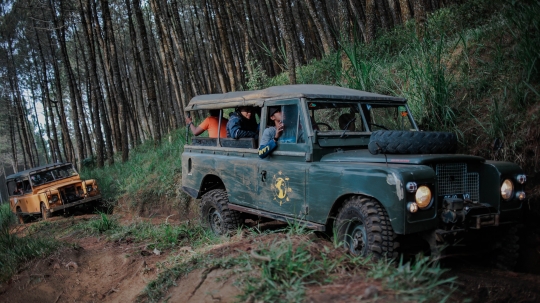 Sensasi wisata offroad lintasi hutan pinus di Bandung