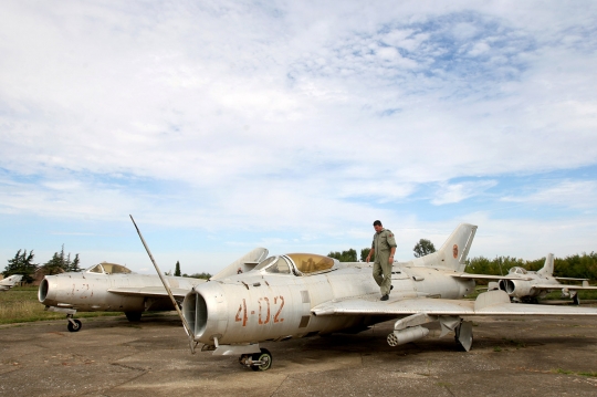 Melihat lebih dekat kuburan jet tempur era Soviet di Albania