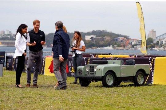 Intip keasyikan Pangeran Harry dan Meghan Markle balapan mobil remote kontrol