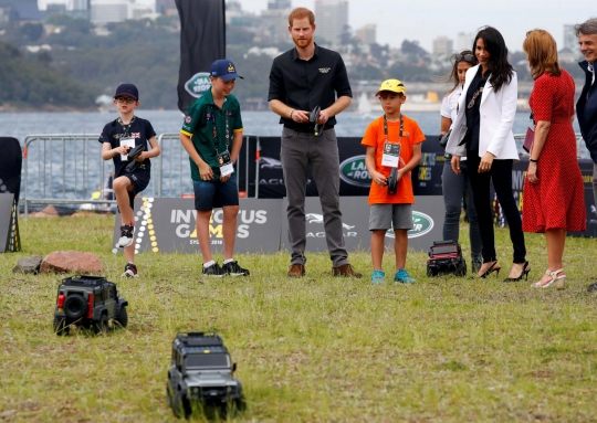 Intip keasyikan Pangeran Harry dan Meghan Markle balapan mobil remote kontrol