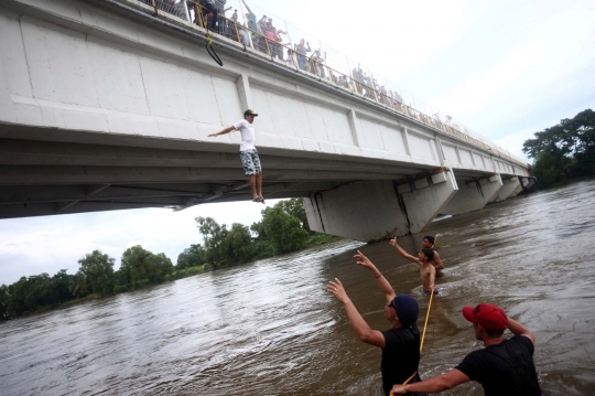 Hindari pos pemeriksaan, imigran Honduras nekat terjun ke sungai