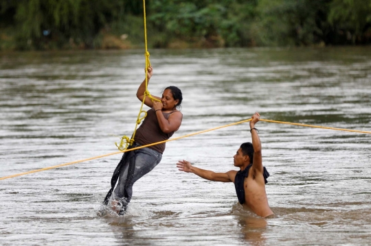 Hindari pos pemeriksaan, imigran Honduras nekat terjun ke sungai