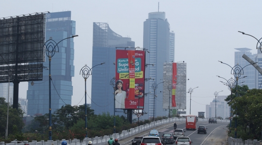 Puluhan papan reklame yang langgar aturan disegel Pemprov DKI