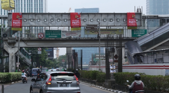 Puluhan papan reklame yang langgar aturan disegel Pemprov DKI