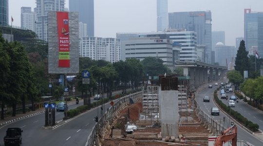 Puluhan papan reklame yang langgar aturan disegel Pemprov DKI