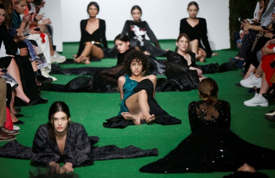 Duduk dan terlentang jadi gaya para model di Tbilisi Fashion Week