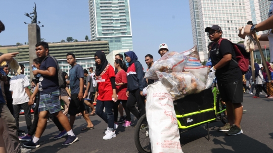 Aksi relawan galakan stop sampah plastik di car free day