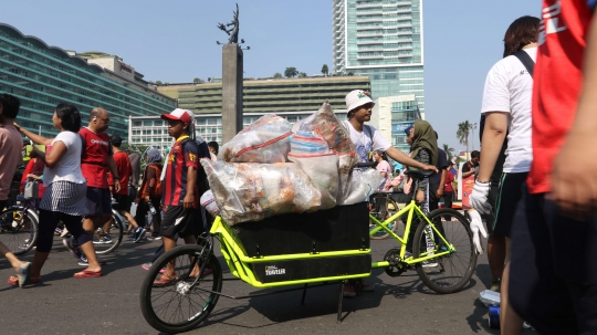 Aksi relawan galakan stop sampah plastik di car free day