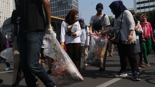 Aksi relawan galakan stop sampah plastik di car free day