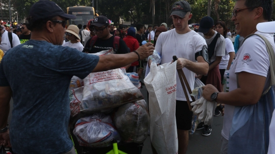 Aksi relawan galakan stop sampah plastik di car free day