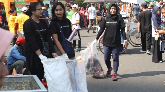 Aksi relawan galakan stop sampah plastik di car free day