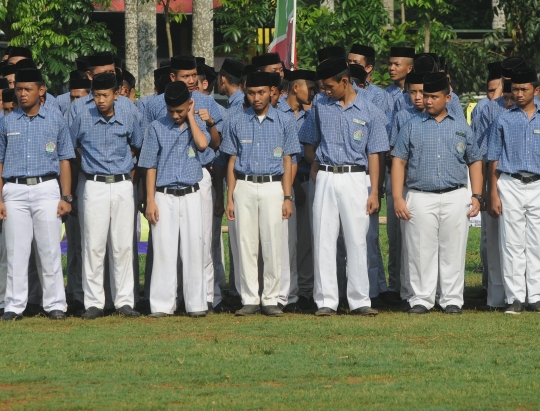 Gaya ribuan santri Kota Tangsel upacara pakai peci dan sarung