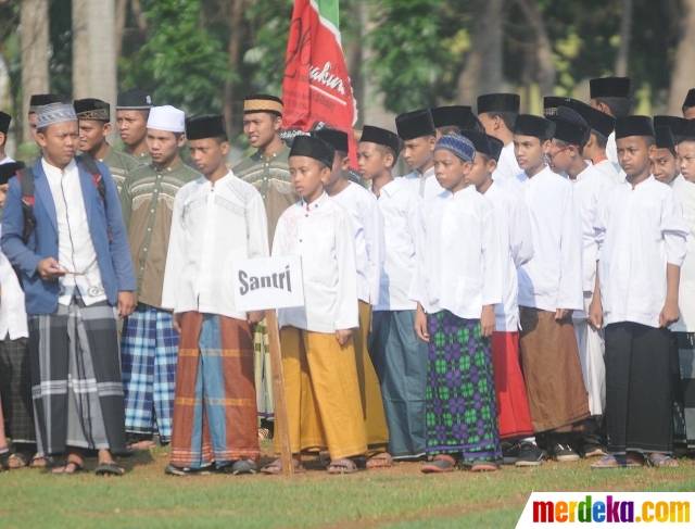 Foto : Gaya ribuan santri Kota Tangsel upacara pakai peci dan sarung
