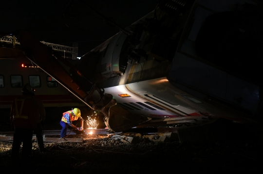 Kereta cepat Taiwan terguling, 18 penumpang tewas