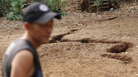 Ini penampakan tanah terbelah yang gegerkan warga Depok