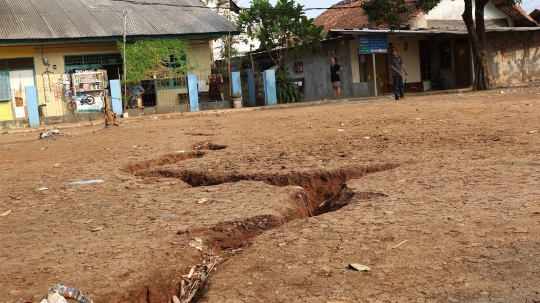 Ini penampakan tanah terbelah yang gegerkan warga Depok