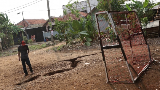 Ini penampakan tanah terbelah yang gegerkan warga Depok