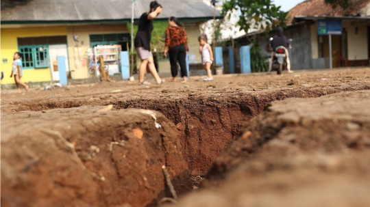 Ini penampakan tanah terbelah yang gegerkan warga Depok