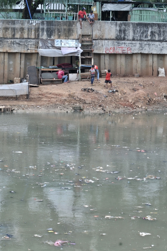 Sampah penuhi aliran Kanal Banjir Barat