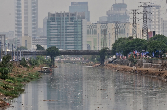 Sampah penuhi aliran Kanal Banjir Barat