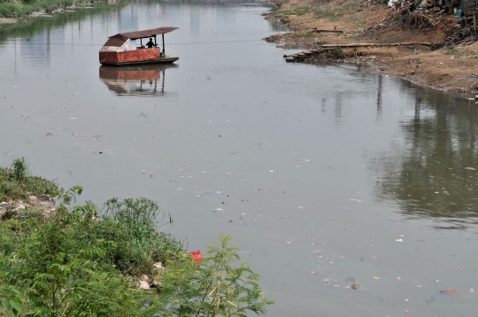 Sampah penuhi aliran Kanal Banjir Barat