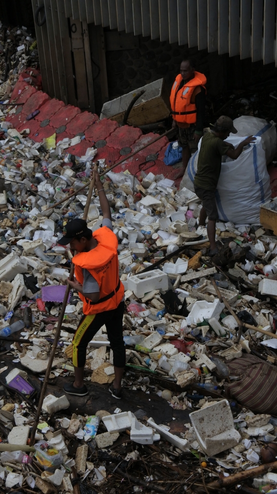 Musim hujan, sampah di Sungai Ciliwung dibersihkan