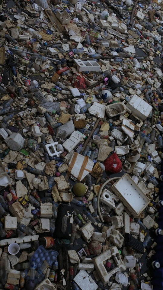 Musim hujan, sampah di Sungai Ciliwung dibersihkan