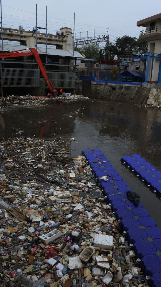 Musim hujan, sampah di Sungai Ciliwung dibersihkan