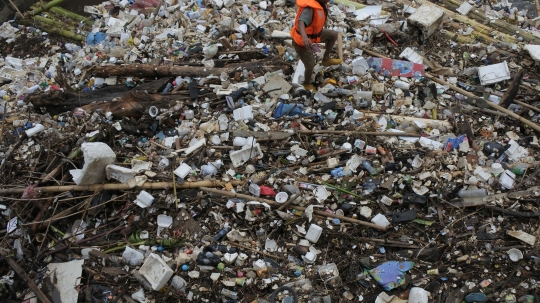 Musim hujan, sampah di Sungai Ciliwung dibersihkan