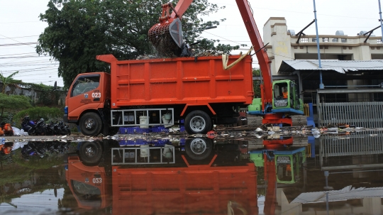 Musim hujan, sampah di Sungai Ciliwung dibersihkan