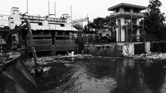 Musim hujan, sampah di Sungai Ciliwung dibersihkan